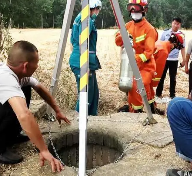 炎熱夏季，男子被困30米深井，消防員用救援支架實施救援