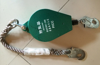 高空作業(yè)驚險一幕，十二樓無防具擦外窗玻璃
